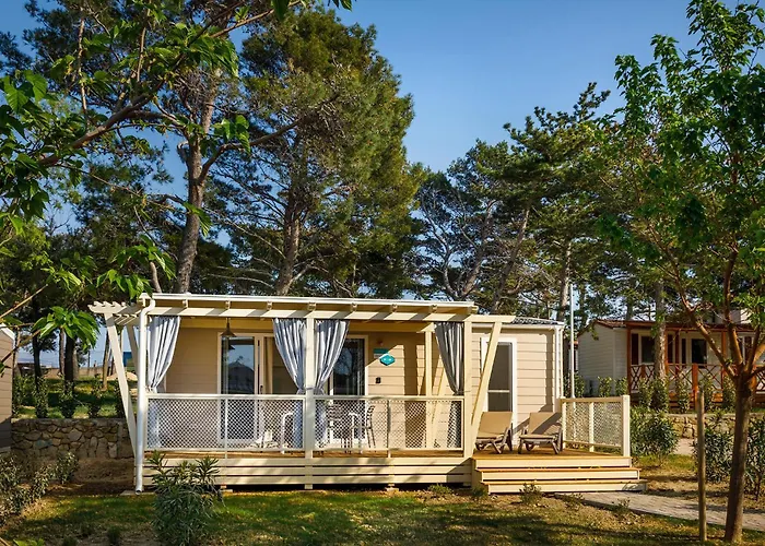 Awesome Stacaravan In Tar 4*