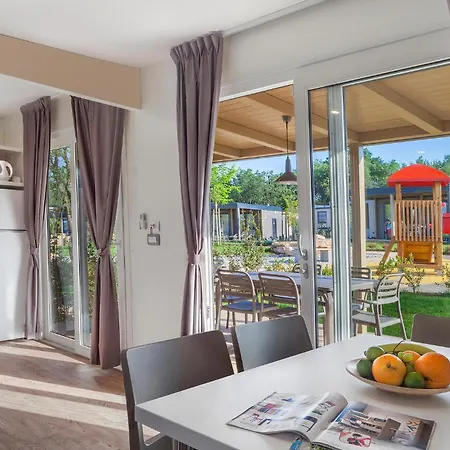 Awesome Stacaravan In Tar 4*