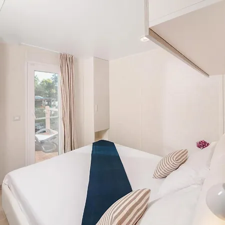 Awesome Stacaravan In Tar 4* Poreč