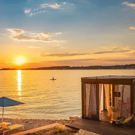 مكان تخييم Awesome Stacaravan In Tar بوريتش