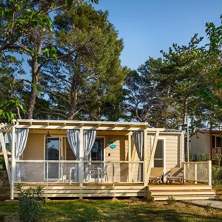 Awesome Stacaravan In Tar 4*