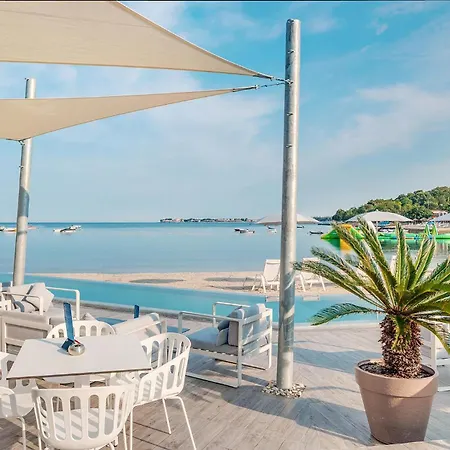 Kemp Amazing Stacaravan In Tar Poreč